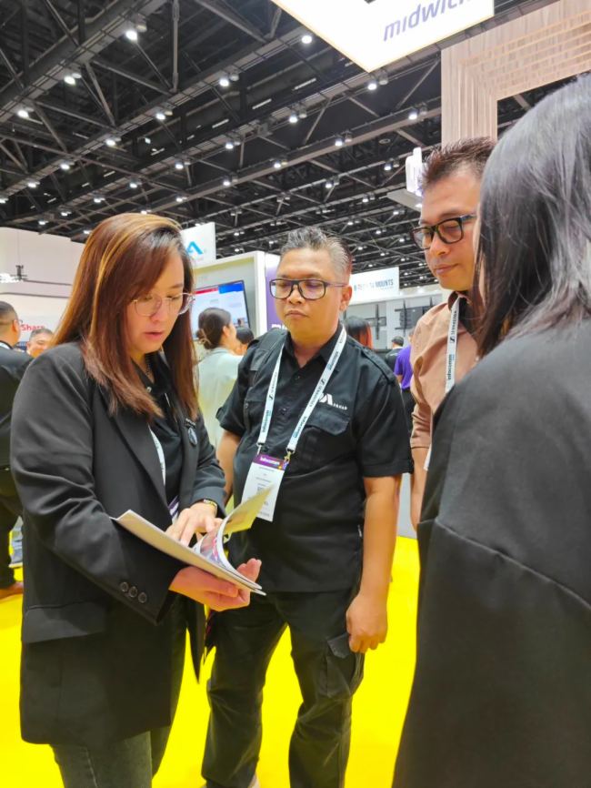 Ӿ˴ЯGXIIWKȶСLEDذƷxR㴴½InfoComm Asia